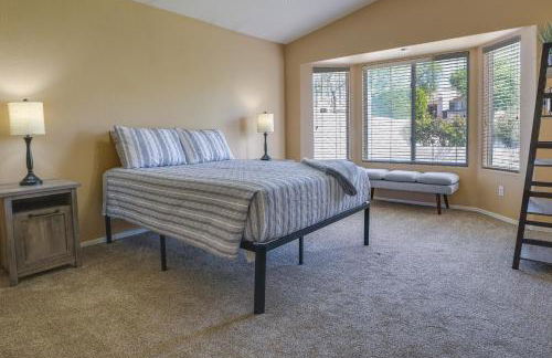 Fenced Backyard and Fire Pit Bright Peoria Home! - Foto 12