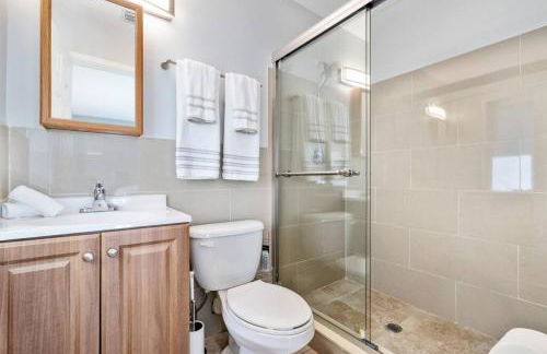 Roxanas 3bed 2bath Home with Modern Interior and BBQ Backyard - Photo 37