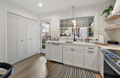 The Augustine - Steps to Downtown w King Bed - Foto 15