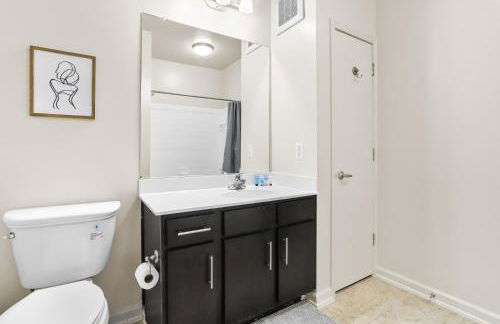 Spacious Comfort Near Downtown Hotspots - Foto 26