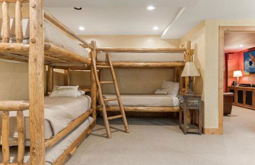 Outdoor Private Hot Tub, In Home Movie Theater, Luxurious Creekside Home - Photo 46