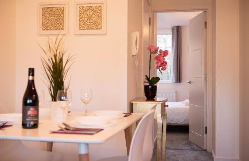 Walnut Flat, 2-Bedroom with Ensuite - Parking, Netflix, WIFI - Close to Oxford, Bicester & Blenheim Palace - F4 - Photo 3