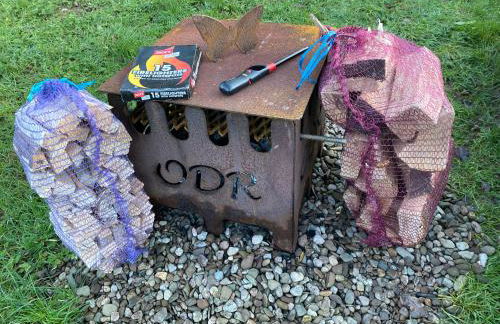 Stunning railway carriage with private hot tub - Photo 17