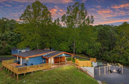 Hidden Hollow 3BD Cabin - Hot Tub, Wifi, Game Room, Fire Pit - Foto 1