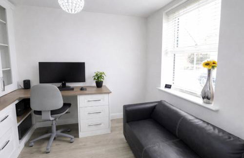 Spacious 4 Bedroom House in Milton Keynes for Families, Groups and Contractors - Foto 12