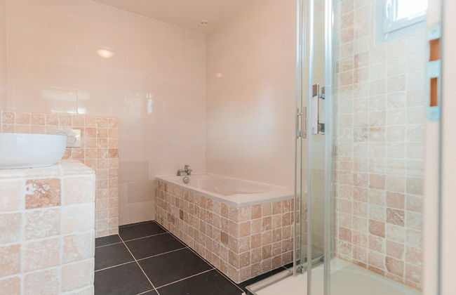 Modern Villa With Large Garden - Foto 9