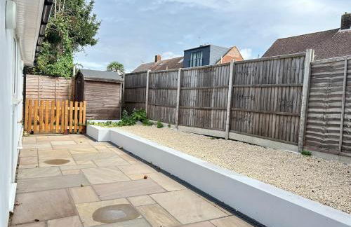 Private Garden Retreat 2BR Modern Comfort - Foto 7