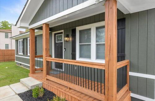 Comforting Lakeside Retreat in Gated Community - Foto 13