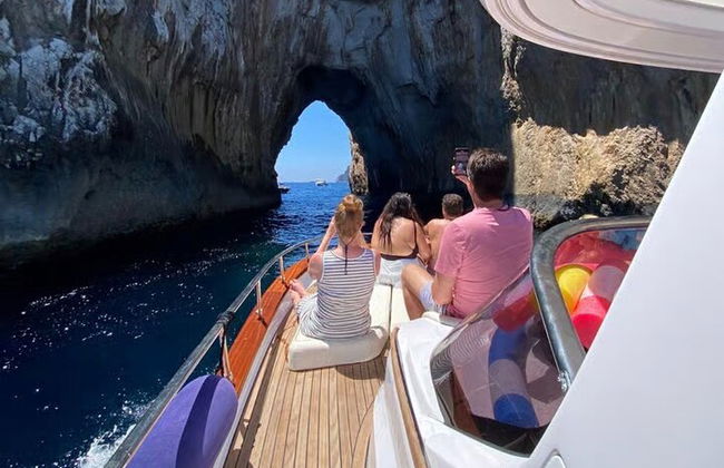 Crucero al atardecer por la costa de Capri y Sorrento en barco Todo incluido - Foto 18