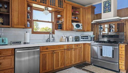 Kingsby Farmhouse - 1BR with 2 Queens & Mountain Views - Foto 5, stove, dishwasher, toaster