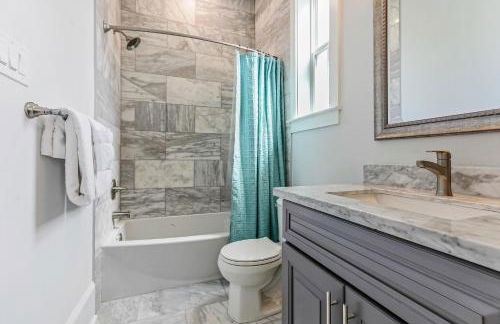 Spacious 5BR Urban Retreat with Balcony & Pool - Foto 70