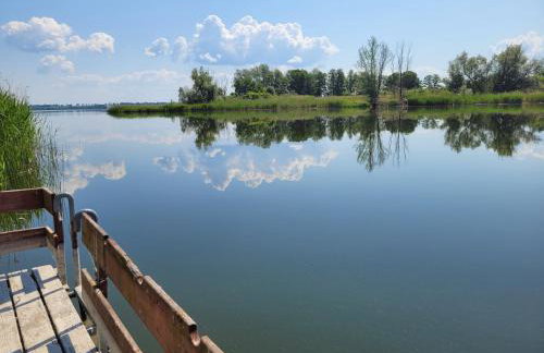 Domek nad jeziorem przy lini brzegowej Górowychy, Pomorze - Foto 11