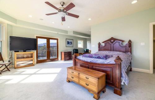 Riverbend Lodge Spacious Riverfront Home with Hot Tub Pool & Mountain view - Foto 51