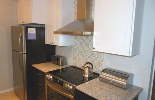 SPECTACULAR, NEW Professional Decor, Near Dis, NO Steps, Pool, Patio, LOW Rates! - Foto 83