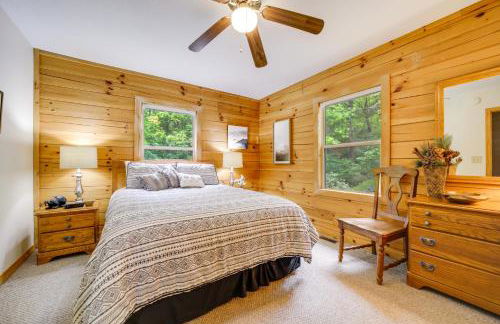 Peaceful Smoky Mountain Cabin with Deck and Fire Pit! - Foto 18