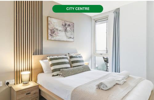 Sleek Apartment with Balcony - City Centre - Free Parking, Fast WiFi and 55'' Smart TV by Yoko Property - Foto 1