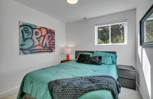 Stylish Bellevue Retreat - Photo 9