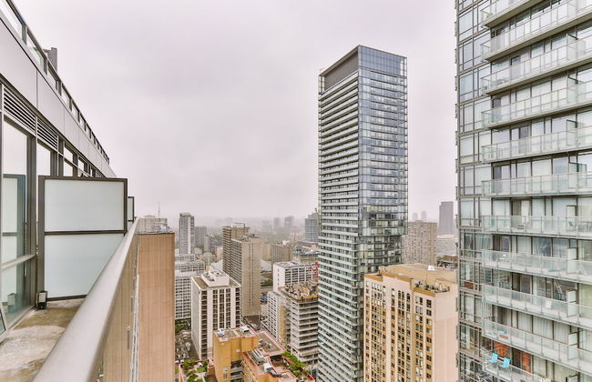 Bright Sub-Penthouse on Bay St - Photo 38