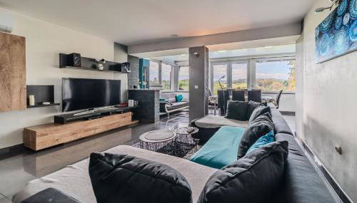 Riverside House with Pool and Hot Tub - Happy Rentals - Foto 4