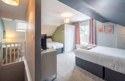 4 Bedroom Stylish House in Redditch - Free Parking - Photo 32
