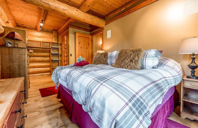 Luxury Log Chalet | Pool + Private HotTub | Ski In/Out | Overlooking Greywolf GC - Photo 9