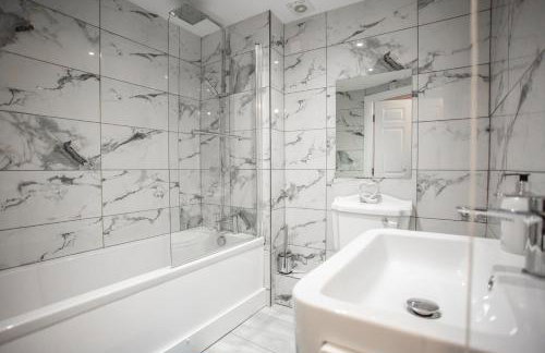 Modern 2BR Pad - 4 Min to Station, Fast WiFi and Smart TVs! - Foto 25