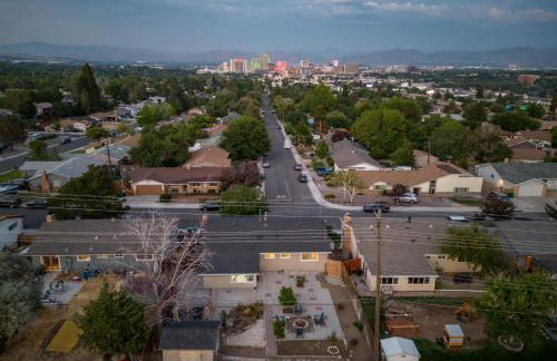 MtnCity Views 4BR Firepit FamilyRetreat NearUNR - Foto 45
