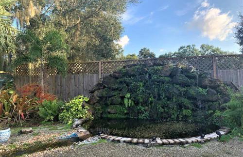 Tropical getaway Pool and tiki bar - Photo 26