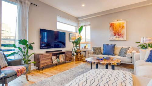 Walk to Empower Field Townhome with Hot Tub! - Foto 4