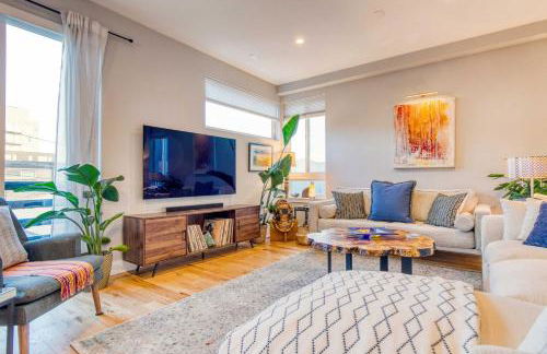 Walk to Empower Field Townhome with Hot Tub! - Foto 4