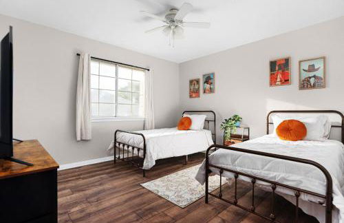 Hidden Gems with Pool and Game room - Foto 12