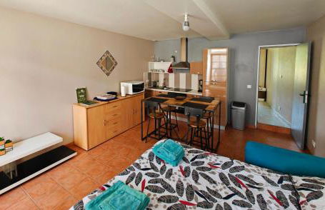 Maison de plain-pied avec un grand jardin - Photo 9