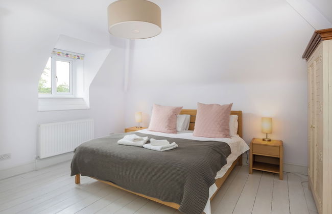 Stunning 5 Bed in the Centre of Bourton - Photo 5