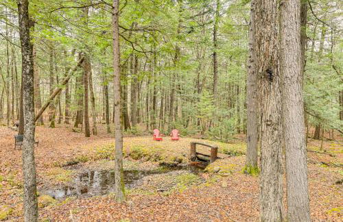 On-Site Pond and Trails Lake Luzerne Cabin - Foto 39
