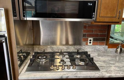 Romantic Pocono house - stream, lake, beach, pool, firepit - Foto 33