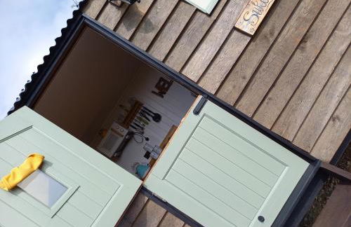 Under the Stars Shepherds Huts at Harbors Lake - Photo 10