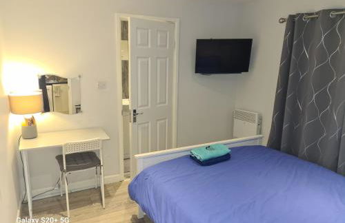 The Reading apartment with gardens, suitable for contractors - Photo 3