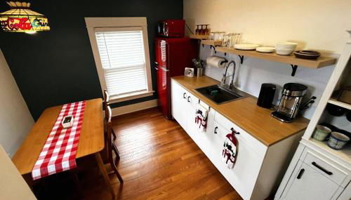 Fiesinger House - Private 3-bd Unit in Historic Home, Downtown Sandusky - Foto 4, stove, toaster, minibar