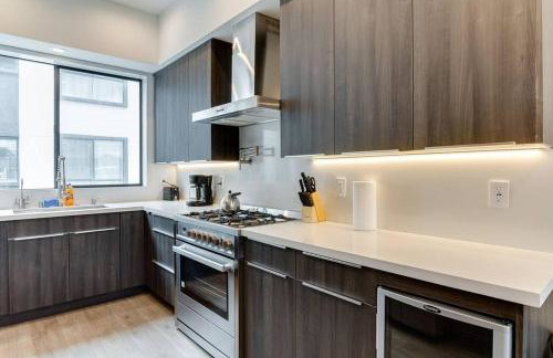 Luxury Modern 4 bedroom 3 Bath Home With Rooftop Deck #3 - Foto 21