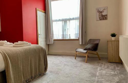 6BR Home with Parking Near Wolverhampton - Foto 31