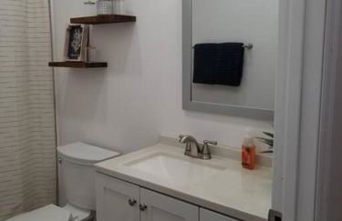 Cozy Spacious Cottage with deck and grill - Foto 8