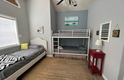 Waterfront retreat minutes from the beach - Foto 7