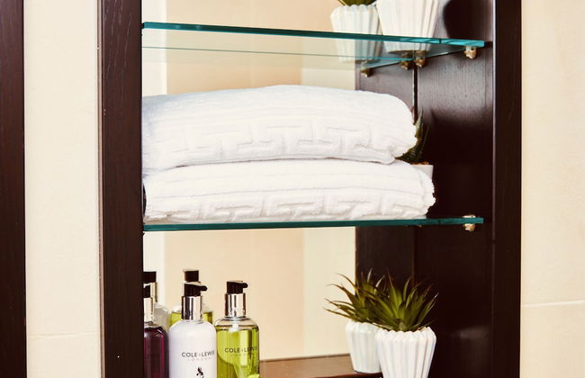 Deluxe City Centre Apt Balcony & View & Free Parking - Photo 13