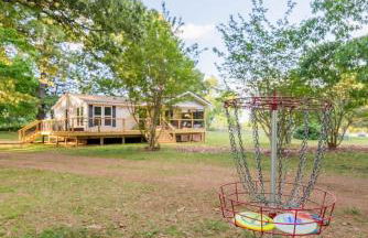 Cozy 3BR Country Retreat with Porch Games & Modern Comforts - Foto 2