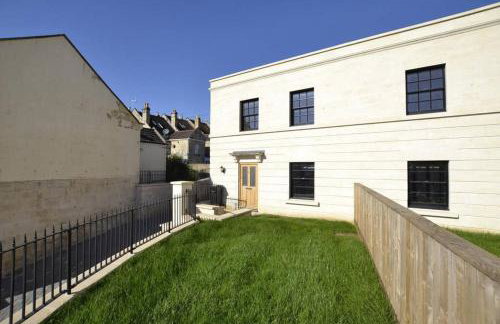 Fantastic 3-bed house with parking - Photo 13