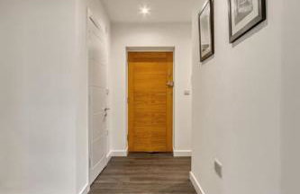 3-Bed, 2-Bath Wembley Apartment with Free Parking - Foto 35
