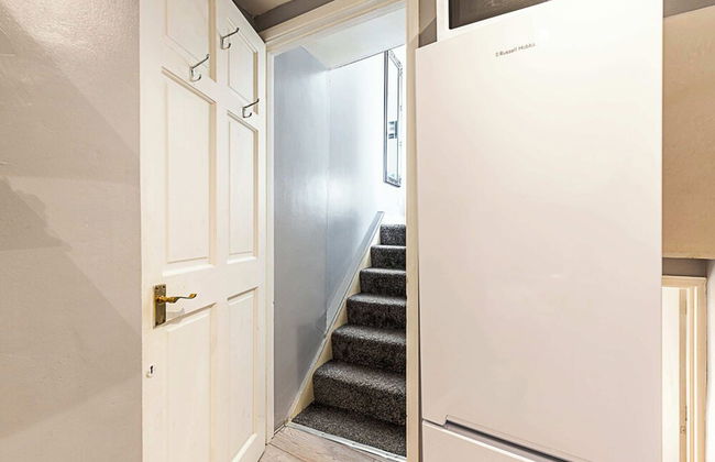 Stylish City Retreat - Photo 21