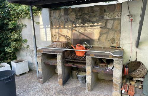 Villa con piscina, jacuzzi y basket junto al lago de El Burguillo - Photo 2