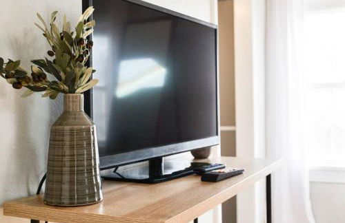 Large 4 Bedroom Home Close to Airport and IX Center - Photo 17