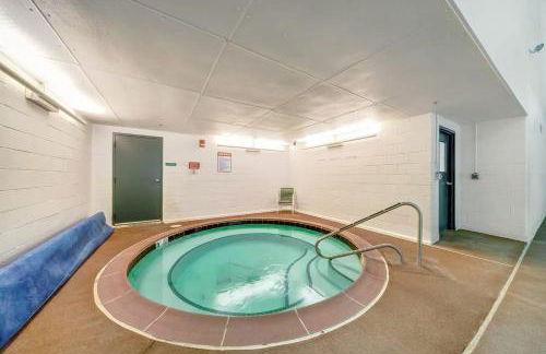 Wooded Chalet w Hot Tub & Indoor Pool, Gym Access - Foto 78